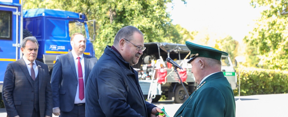 Олег Мельниченко вручил представителям лесной отрасли ключи от новых машин для пожарных станций