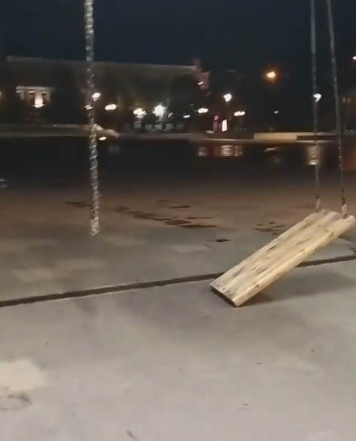 В Пензе на Фонтанной площади вновь оборвали качели