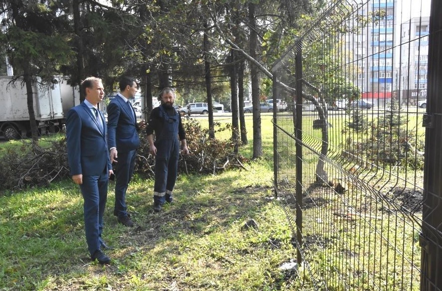 Иван Краснов проконтролировал ход работ по обустройству площадки для выгула собак