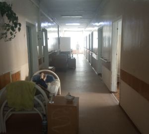 В Кузнецке пациенты местной больницы вынуждены лежать в коридоре