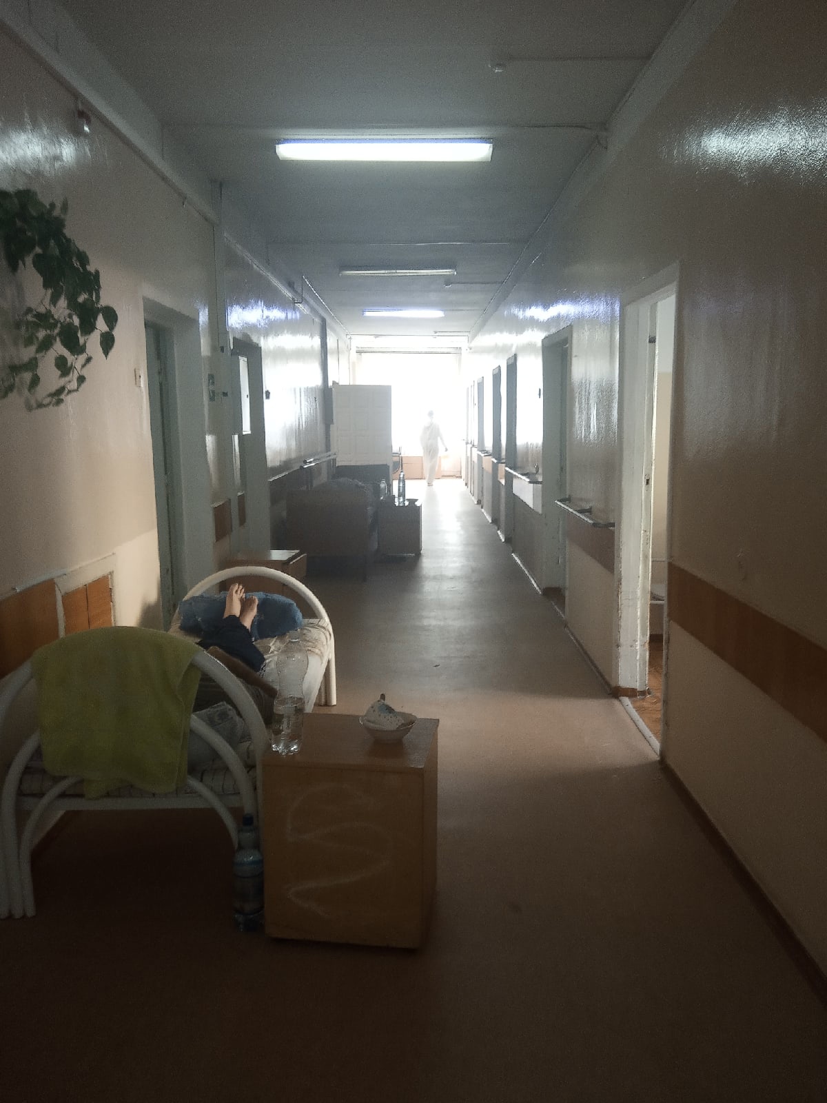 В Кузнецке пациенты местной больницы вынуждены лежать в коридоре