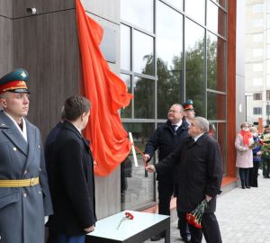 Мельниченко открыл мемориальную доску легендарному руководителю области