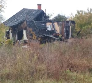 Жительница Евлашево требует от местной администрации убрать сгоревший дом
