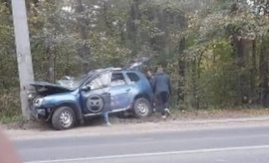 Под Пензой автомобиль въехал в бетонный столб