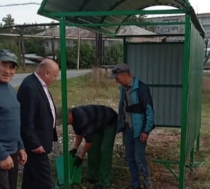 «Без сапог не пройти». Жителей Сурска поразил новый остановочный павильон