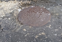 Канализационные стоки выходят на поверхность у дома на улице Карпинского