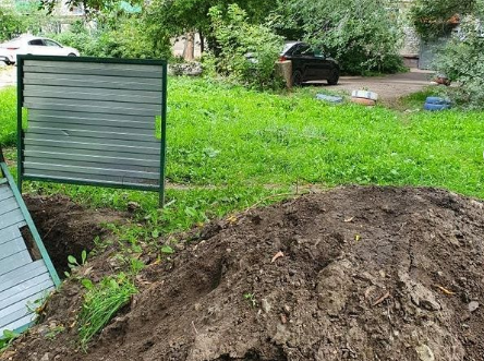 Жители Калинина просят ликвидировать яму после коммунальных работ
