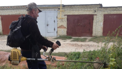 В Кузнецке скосили участок, заросший наркосодержащими растениями