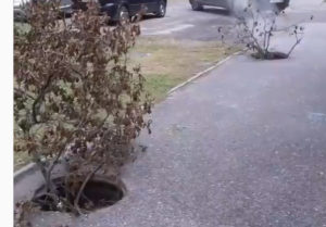 В Могилевском дворике Пензы из открытого люка валит пар