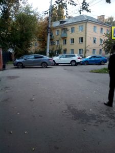 Жители улицы Крупской потребовали вернуть им бордюры