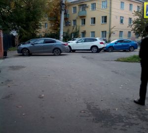 Жители улицы Крупской потребовали вернуть им бордюры