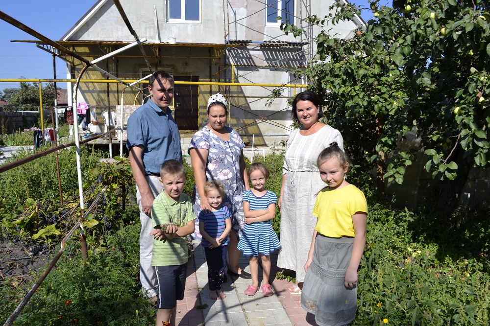 «Караван добрых дел» помог семье с 9 детьми доделать ремонт в доме