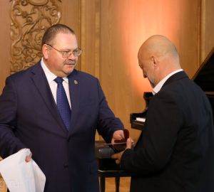 Олег Мельниченко наградил лучших представителей отрасли машиностроения