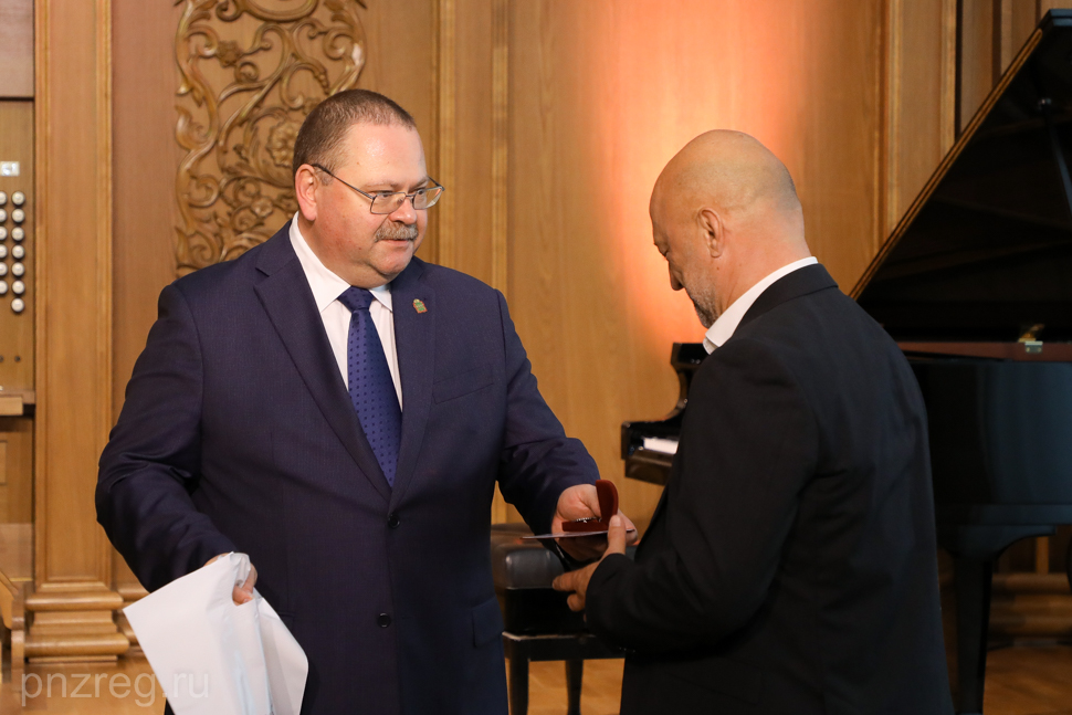 Олег Мельниченко наградил лучших представителей отрасли машиностроения