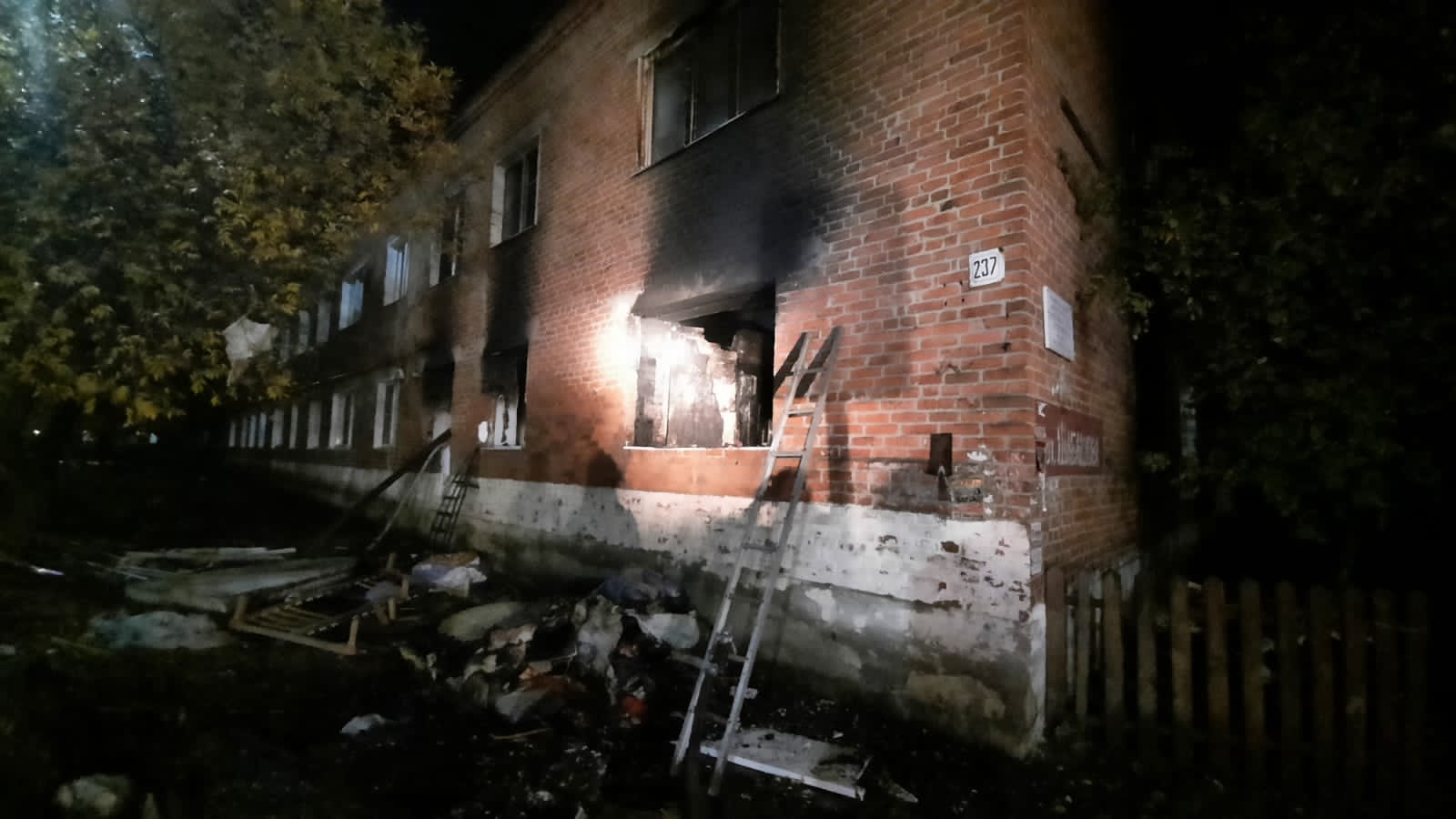 В Сердобске пожарные спасли пятерых после хлопка бытового газа.