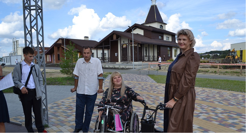 Ольга Изранова вручила усовершенствованную приставку к инвалидному креслу пензенской кибатлетке