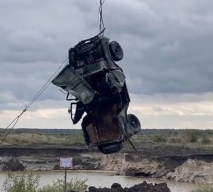 В Пензенской области со дна карьера достали затонувший автомобиль