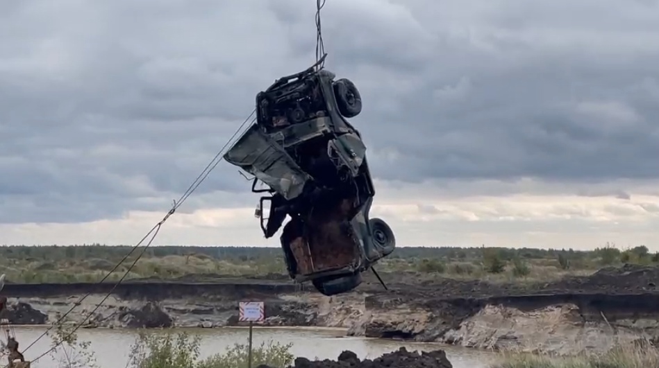 В Пензенской области со дна карьера достали затонувший автомобиль