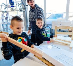 Кузнецкие мебельщики подарили тумбочки учреждению социальной защиты населения