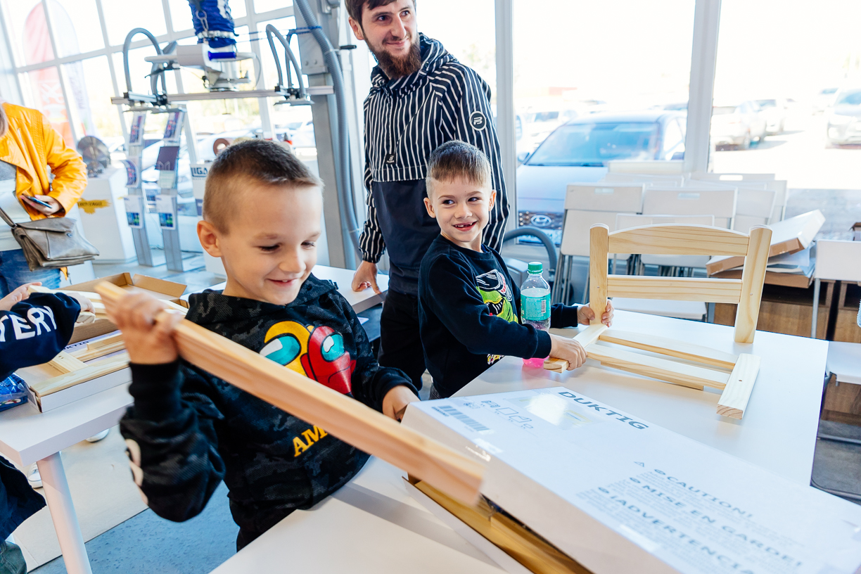 Кузнецкие мебельщики подарили тумбочки учреждению социальной защиты населения