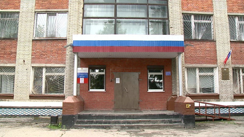 В Кузнецке преступник повредил машину и украл из нее деньги