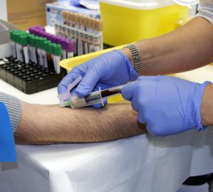 Пострадавшему в ДТП под Кузнецком пенсионеру срочно требуется донорская кровь