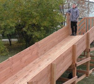 В Кузнецке устанавливают детские комплексы по региональной программе