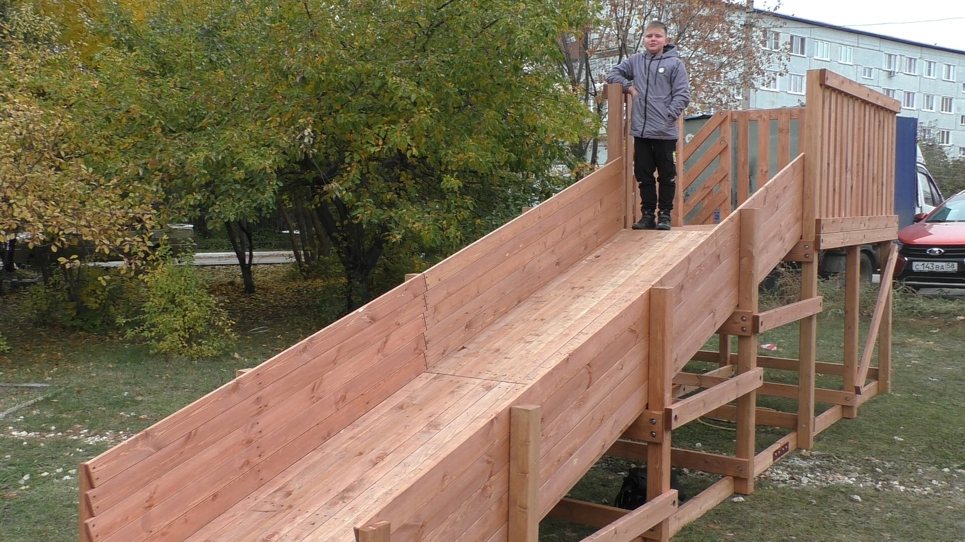 В Кузнецке устанавливают детские комплексы по региональной программе