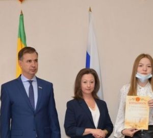 Иван Краснов поздравил и наградил лучших волонтеров-поисковиков