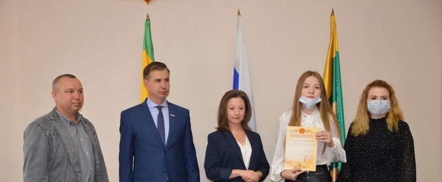 Иван Краснов поздравил и наградил лучших волонтеров-поисковиков