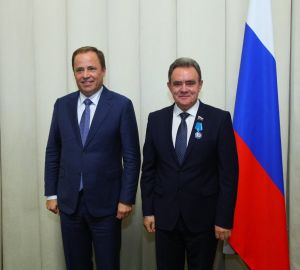 Игорь Комаров вручил Валерию Лидину госнаграды