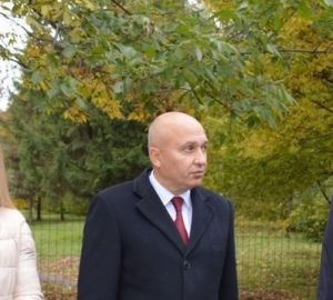 Иван Краснов осмотрел новую площадку для выгула собак на улице Карпинского