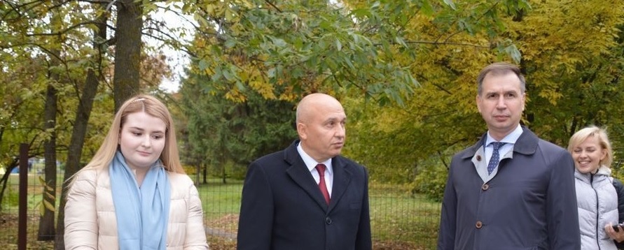 Иван Краснов осмотрел новую площадку для выгула собак на улице Карпинского