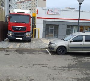 Жителям новостройки на Измайлова дорогу домой перегородили большегрузы