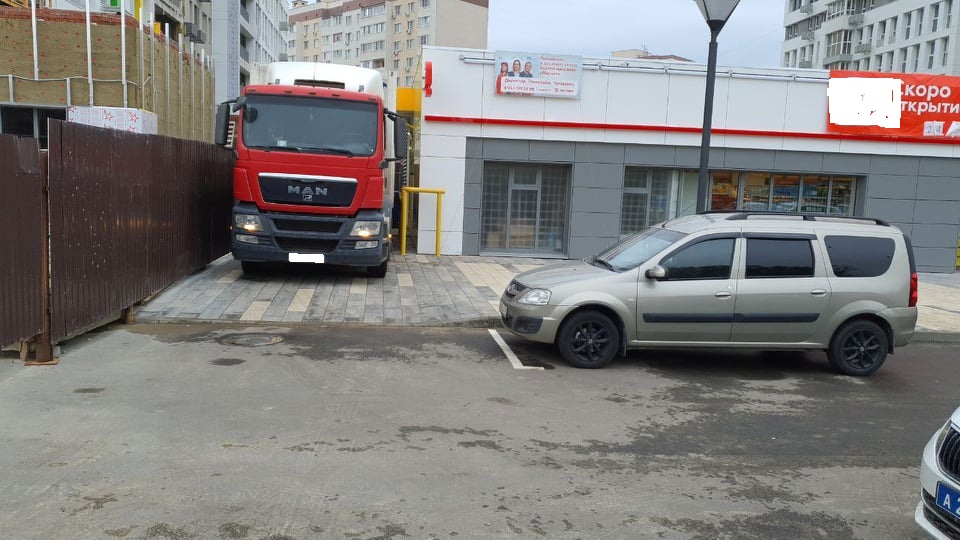 Жителям новостройки на Измайлова дорогу домой перегородили большегрузы