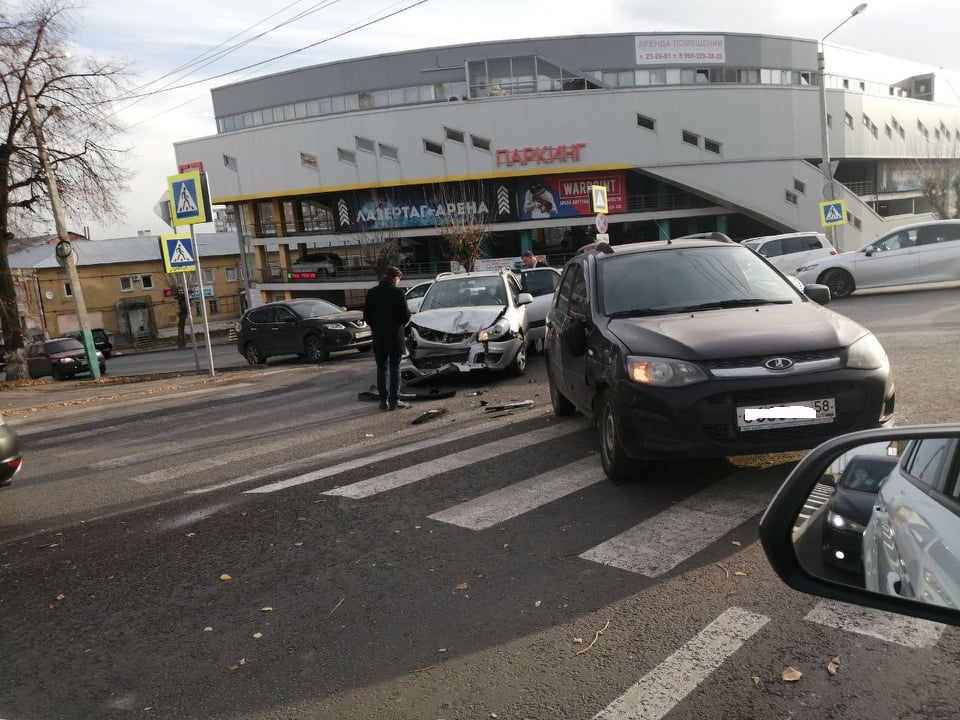 Пензенцы сообщают о пробке на Володарского из-за жесткой аварии