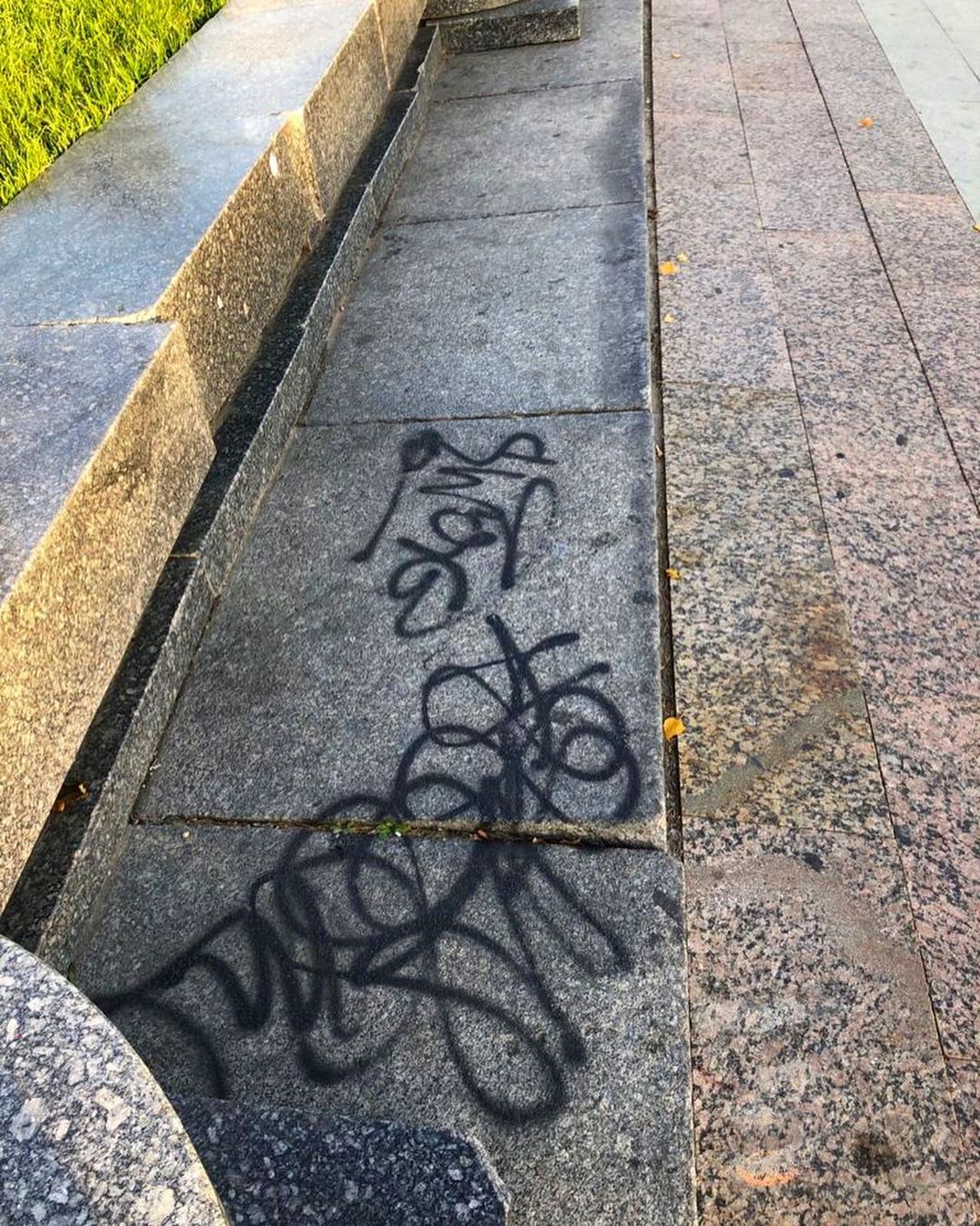 В Пензе вандалы разукрасили плитку на площади Ленина