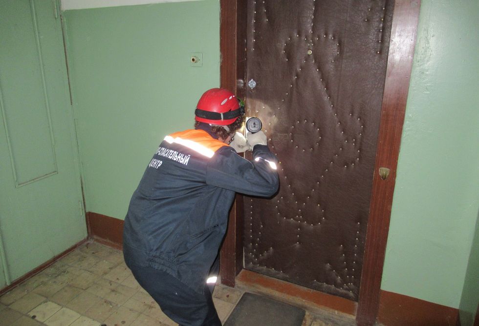 Спасатели извлекли труп из пензенской квартиры