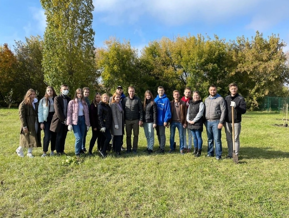 Иван Краснов принял участие в субботнике и посадке деревьев