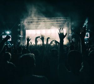 «Пошла жара»: жители Заречного устроили ночную дискотеку во дворе