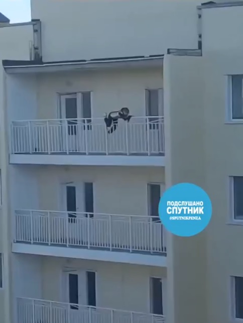 ЧП под Пензой: ребенок повис на перилах балкона в многоэтажке