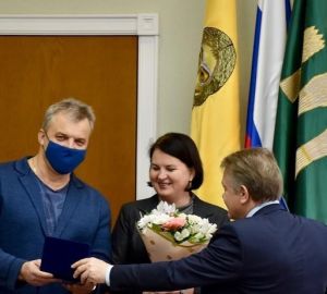 Александр Басенко вручил семье Чистяковых медали «За любовь и верность»