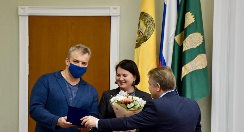 Александр Басенко вручил семье Чистяковых медали «За любовь и верность»