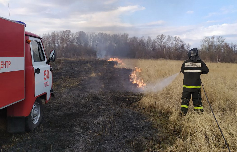 В Пензенском районе спасатели боролись с масштабным пожаром