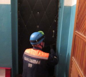 В пензенской квартире малыши заперлись изнутри