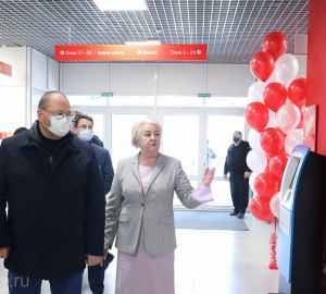 Открытие МФЦ в универсаме №175 посетил губернатор Олег Мельниченко