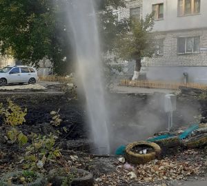 В Пензе на улице Дзержинского из-под земли вырвался горячий гейзер