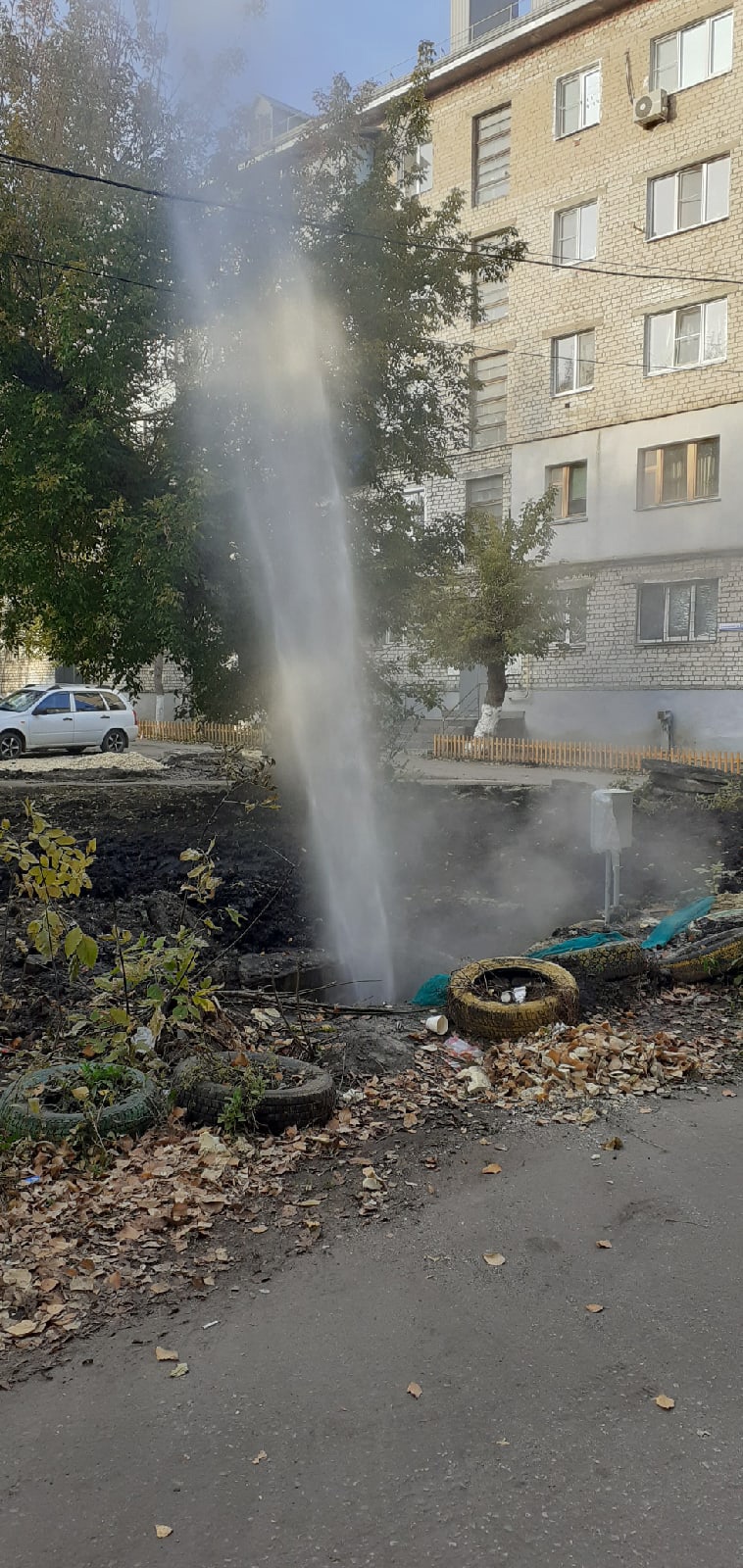 В Пензе на улице Дзержинского из-под земли вырвался горячий гейзер