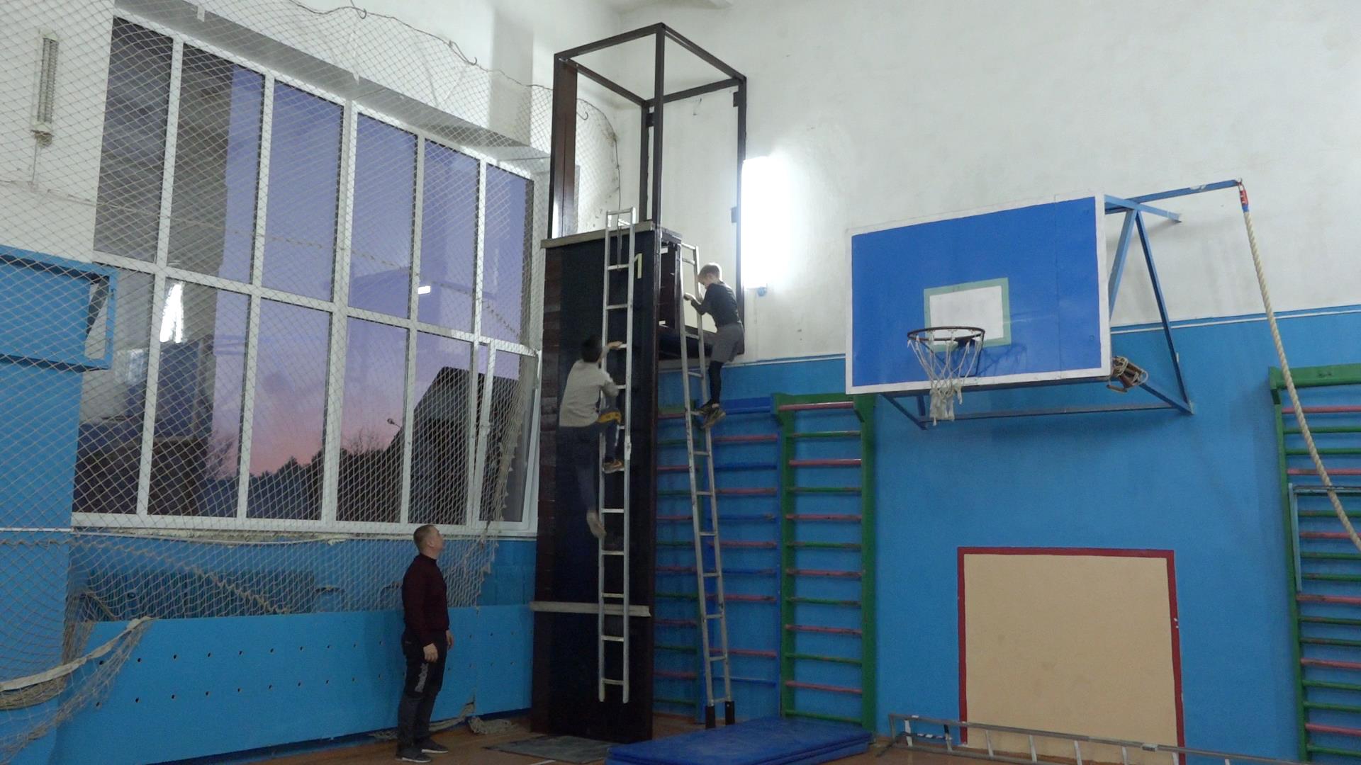 В одной из школ Кузнецка установлена учебная башня для тренировок юных пожарных