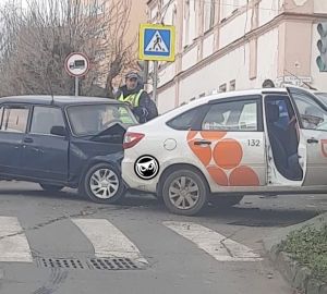 В Пензенском ДТП пострадала водитель такси и ее пассажир